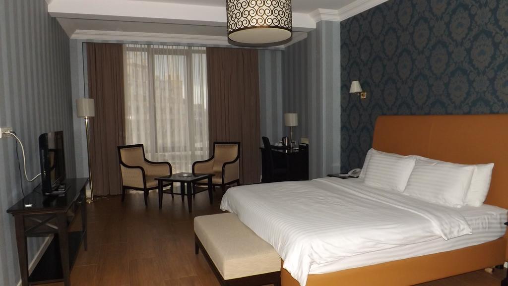 Hotel & Casino President Батуми Экстерьер фото
