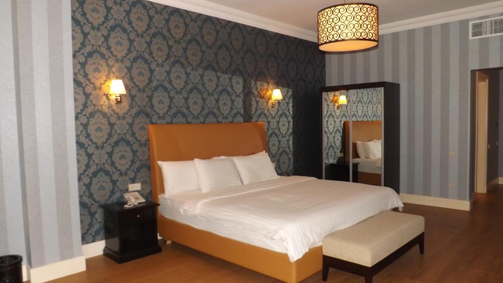 Hotel & Casino President Батуми Экстерьер фото