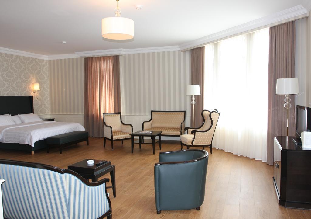 Hotel & Casino President Батуми Экстерьер фото