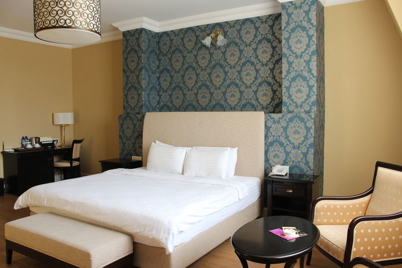 Hotel & Casino President Батуми Экстерьер фото